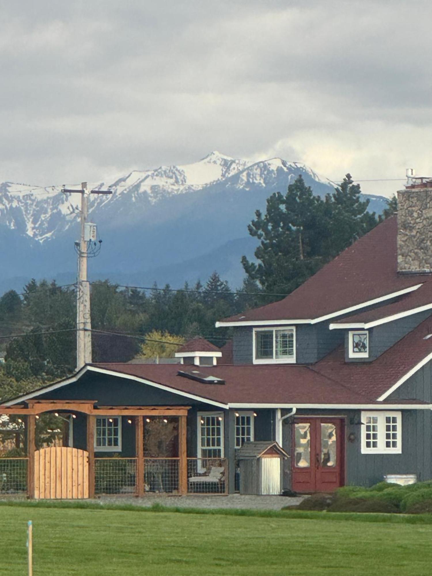 Dungeness Barn House Bed And Breakfast At Two Crows Farm Sequim Esterno foto